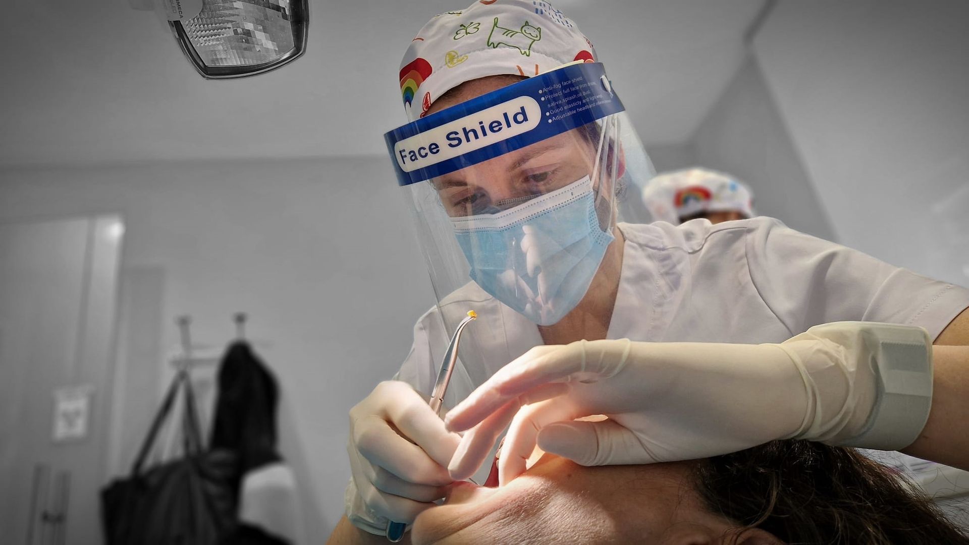 Imagen dividida de una sonrisa que muestra aparatos de ortodoncia en un lado y dientes blancos y rectos en el otro.