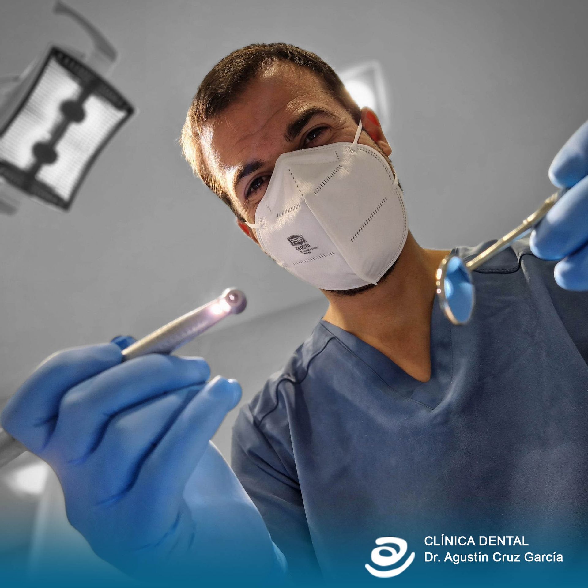 Imagen dividida de una sonrisa antes y después del blanqueamiento dental