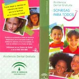 Folleto de una clínica dental española con niños sonrientes sobre un fondo rosa y verde.