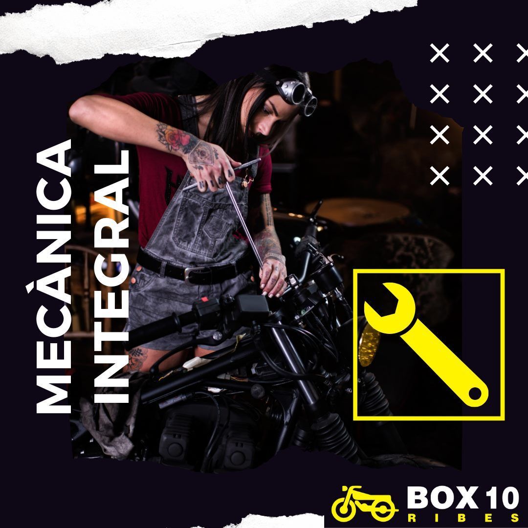 Mujer trabajando en una motocicleta, el texto dice