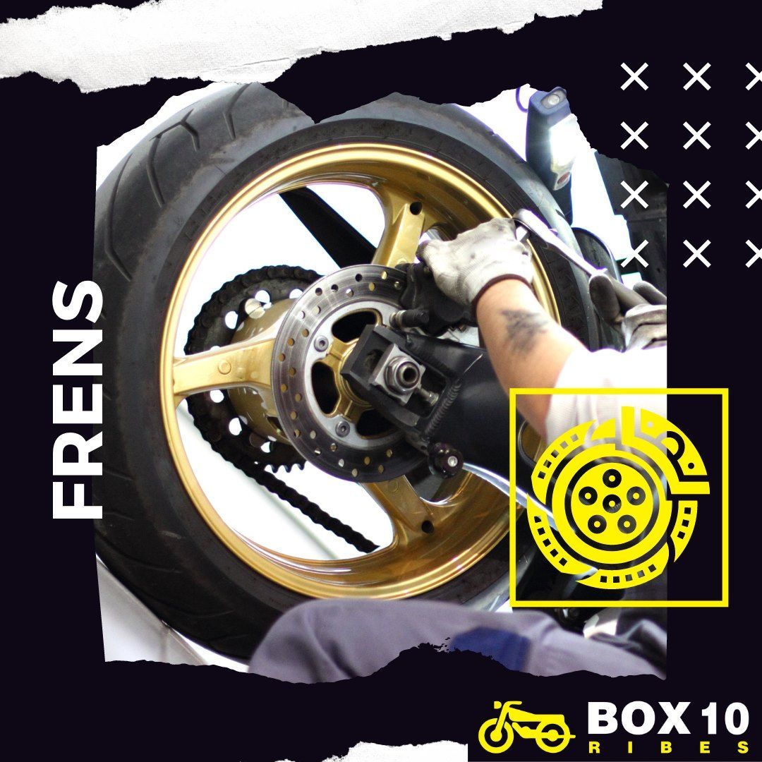 Reparación de rueda trasera de motocicleta. Llanta dorada, freno de disco plateado, manos de una persona trabajando. Texto: Frens, Box 10 Rides.