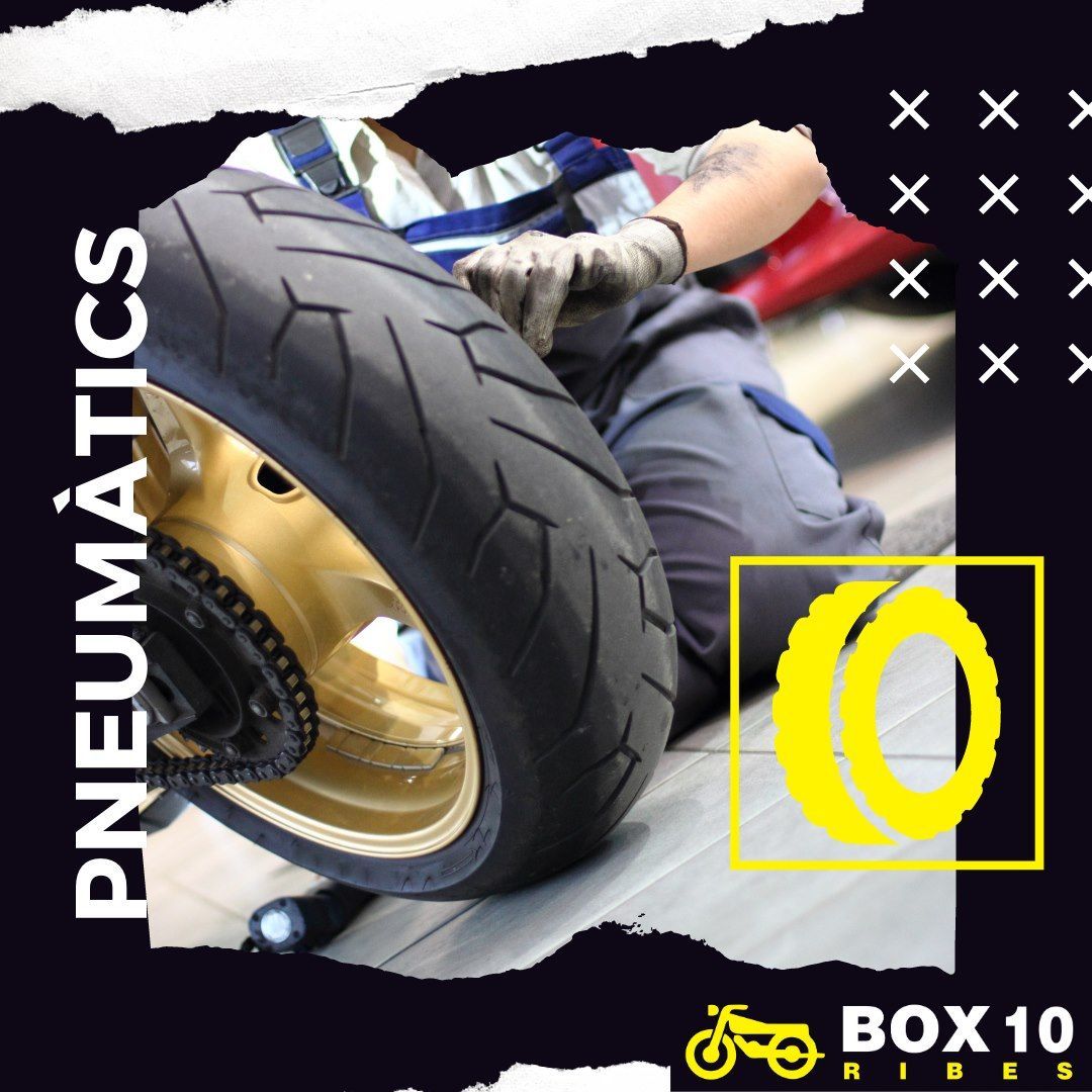 Un mecánico repara una llanta de motocicleta con rin dorado. Texto: