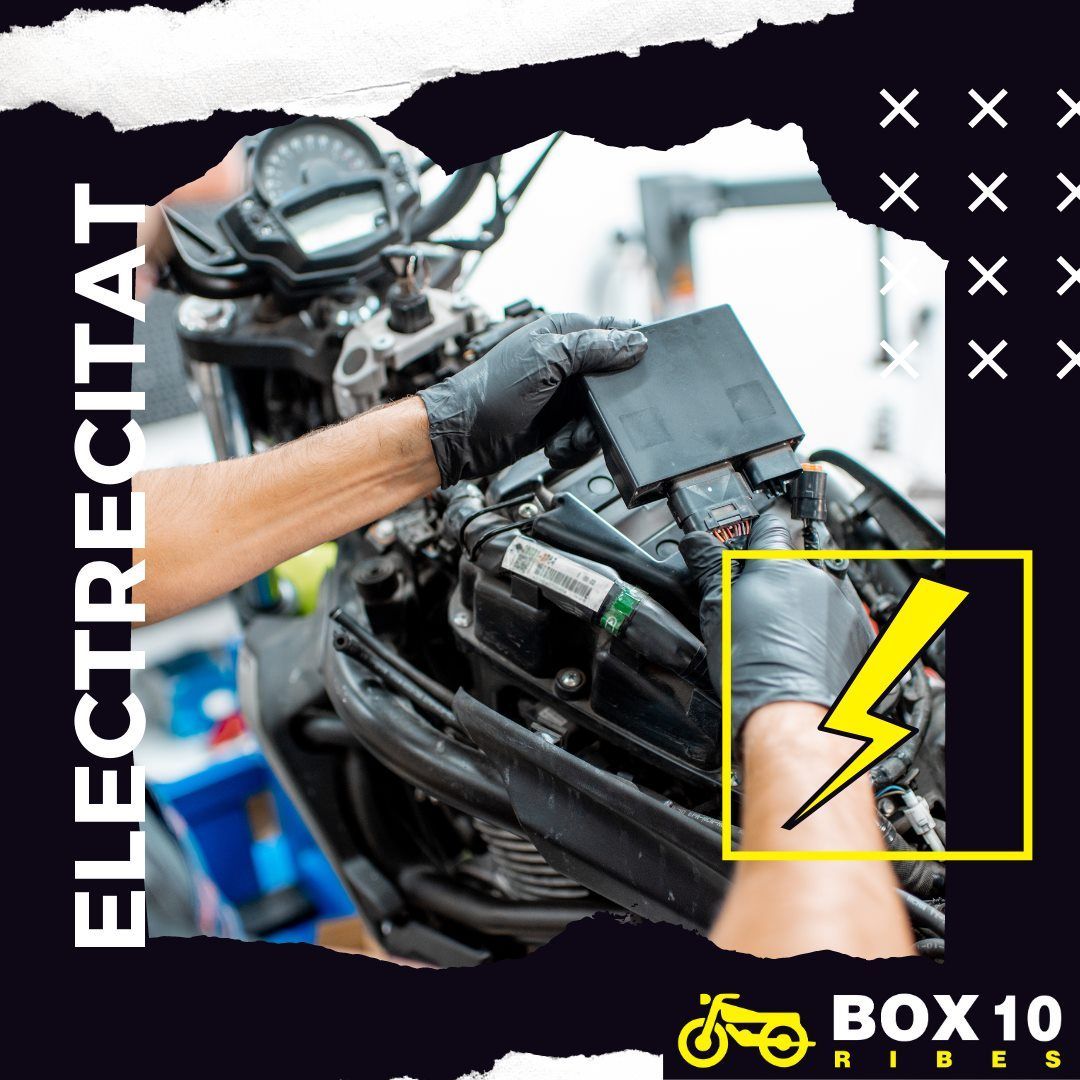 Mecánico reparando el sistema eléctrico de una motocicleta. Guantes negros y un icono de rayo amarillo.