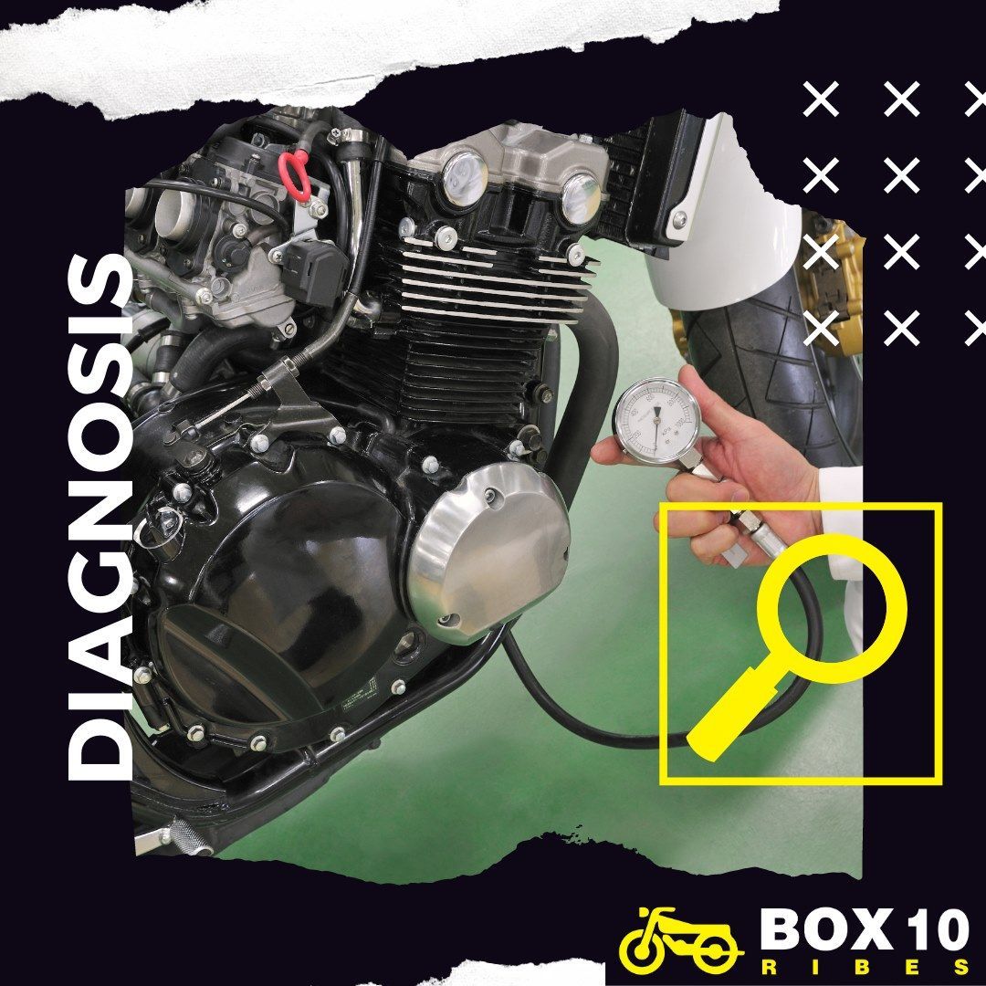 Se está diagnosticando el motor de una motocicleta. Un mecánico usa un manómetro para medir la presión, indicada por una lupa.