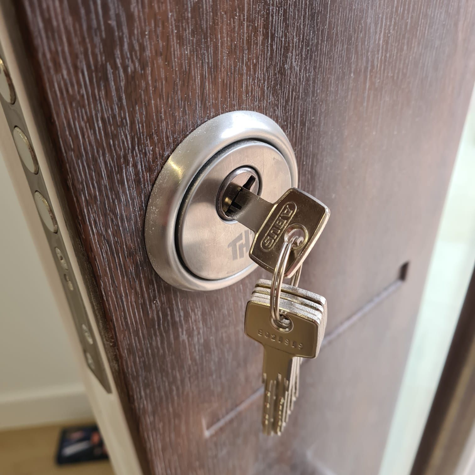Un primer plano de una cerradura de puerta con llaves dentro.