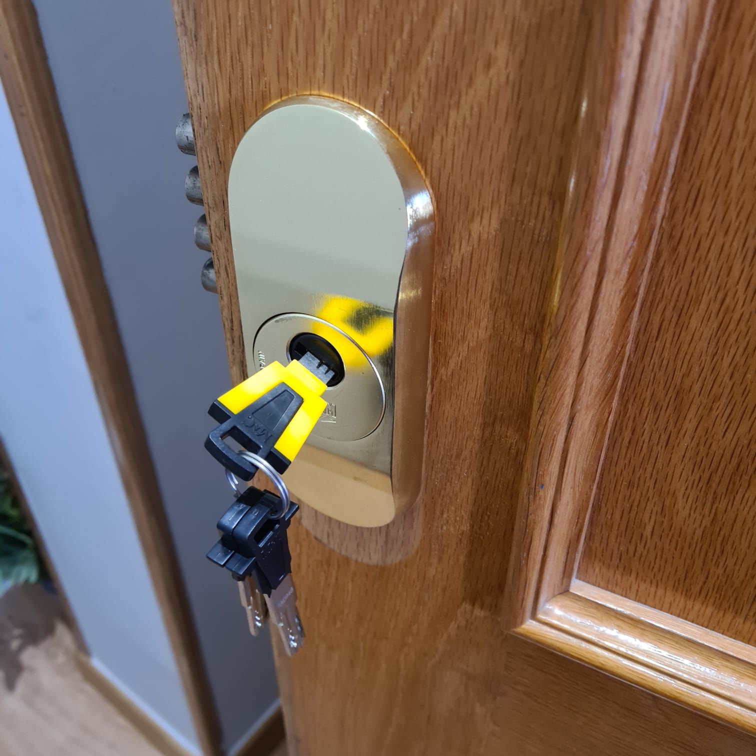 Un primer plano de una cerradura de puerta con dos llaves dentro.