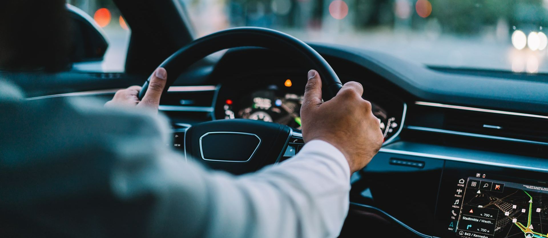 Mains d'un conducteur de taxi