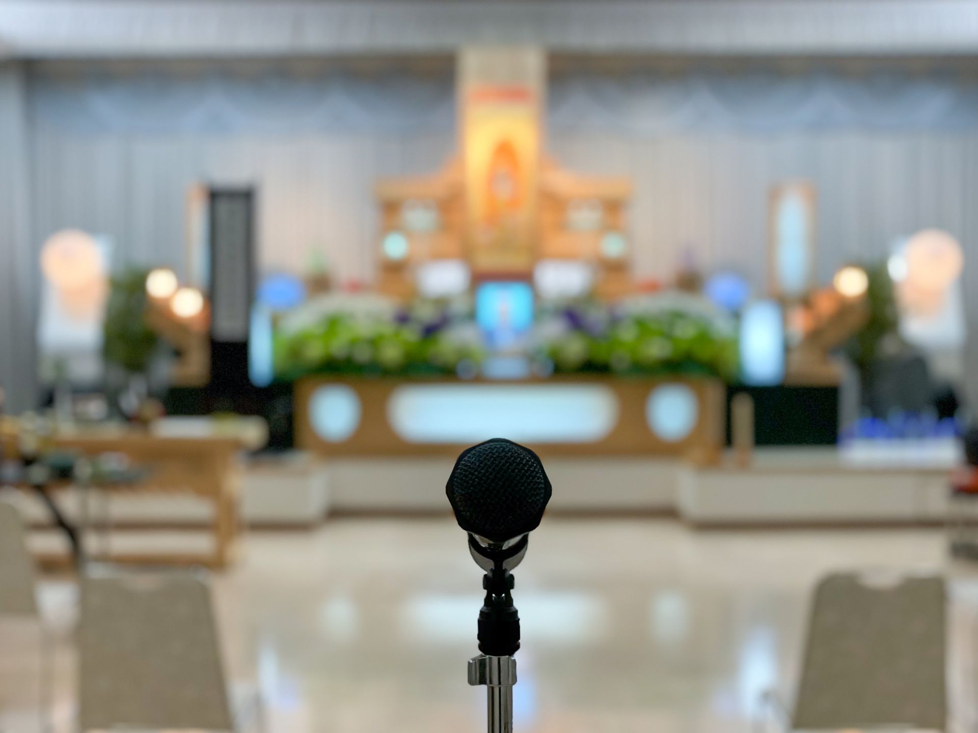 Salle d'enterrement : zoom sur un micro pour les discours