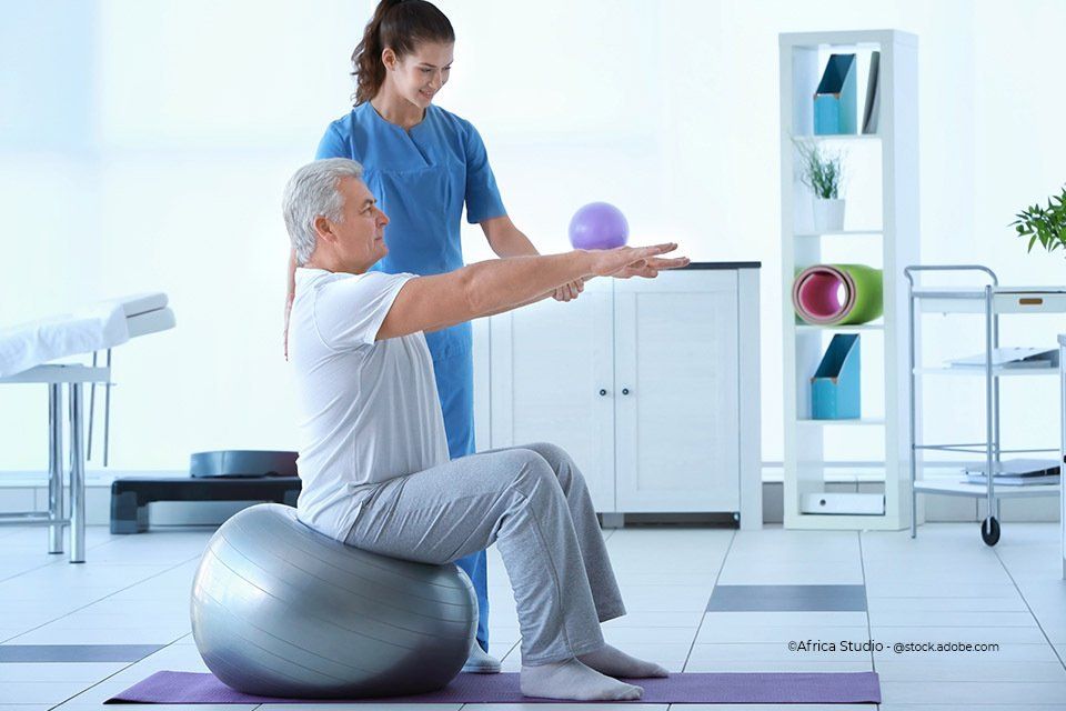 Eine Mitarbeiterin der Validus Physio GmbH bei Gleichgewichtsübungen mit einem Patienten