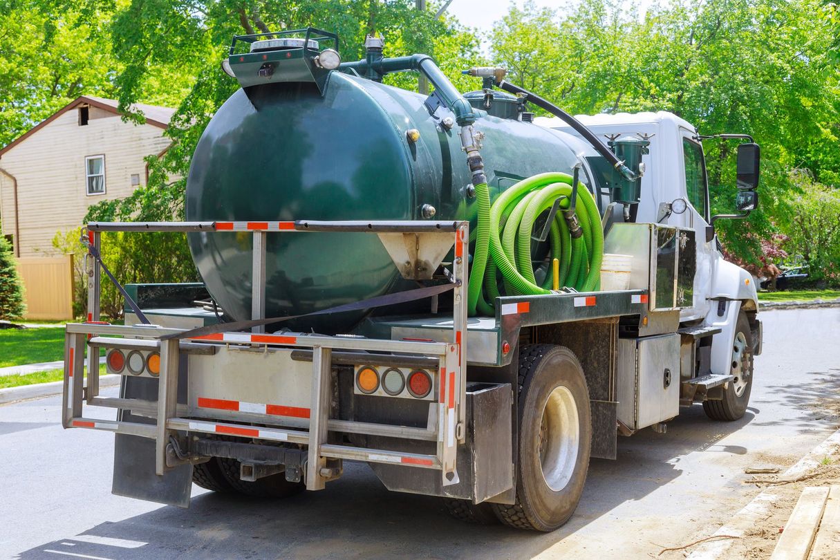 Camion pour le débouchage de canalisation, stationné dans une rue
