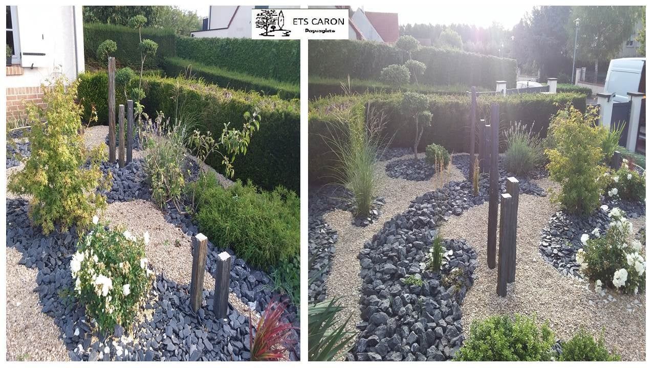 Deux vues d'un chemin de jardin en gravier avec des arbustes, des poteaux noirs et des fleurs blanches baigné de soleil.