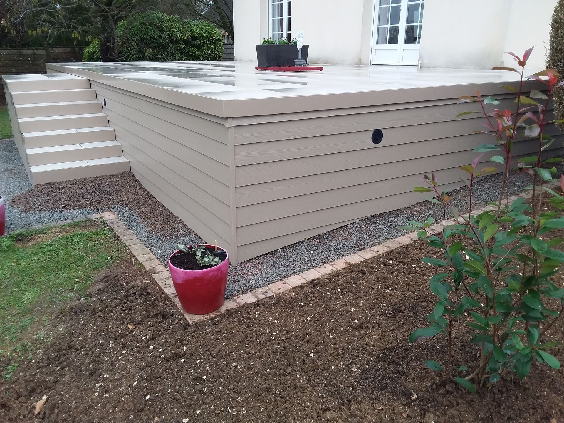 Une terrasse beige.