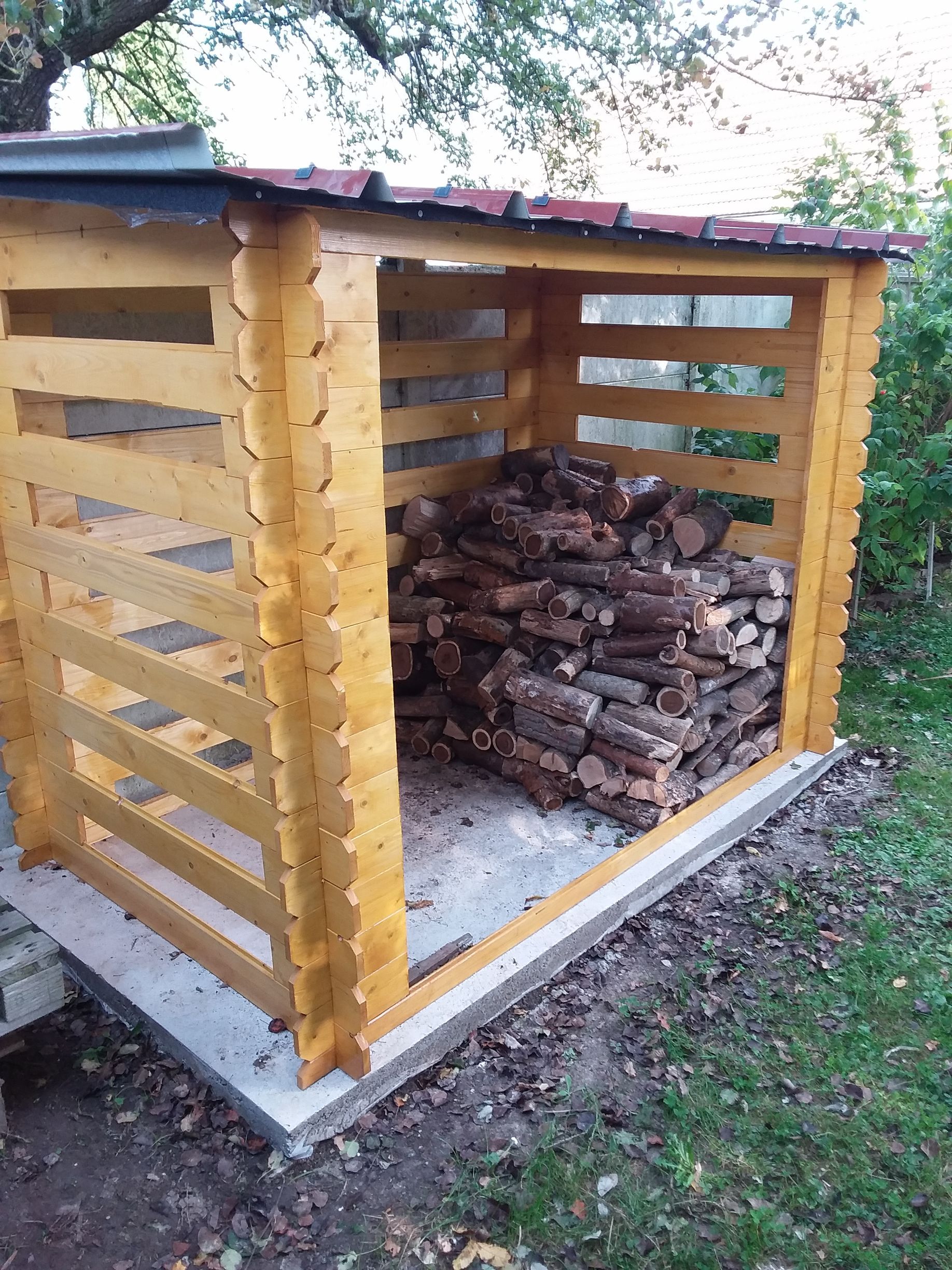 Un abri pour ranger le bois de chauffage.