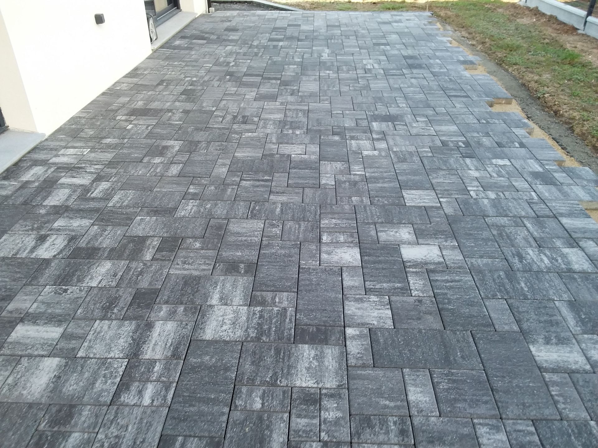 Une terrasse en pavés.