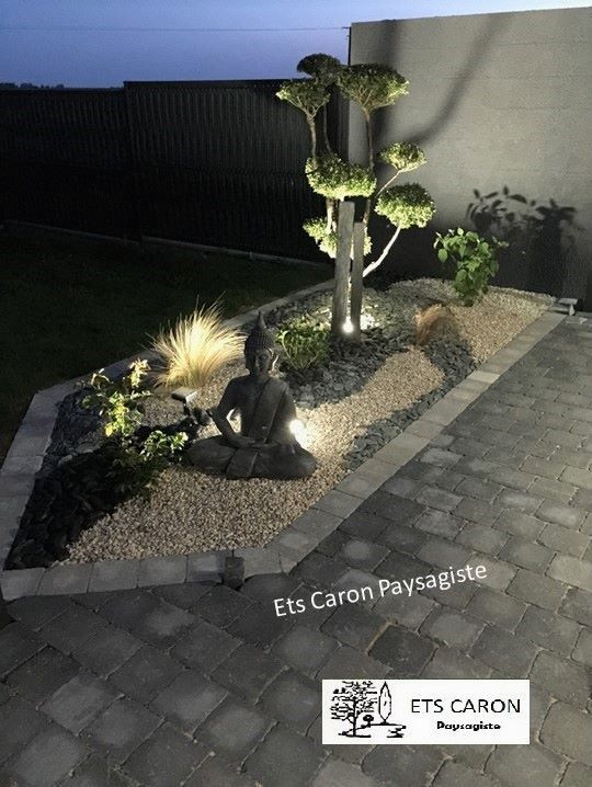 Un jardin zen avec les éclairages.