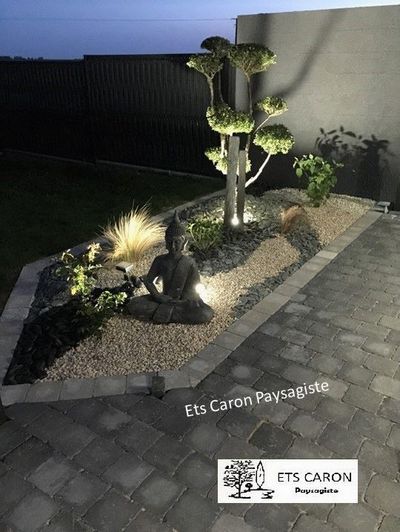Un jardin zen avec les éclairages.
