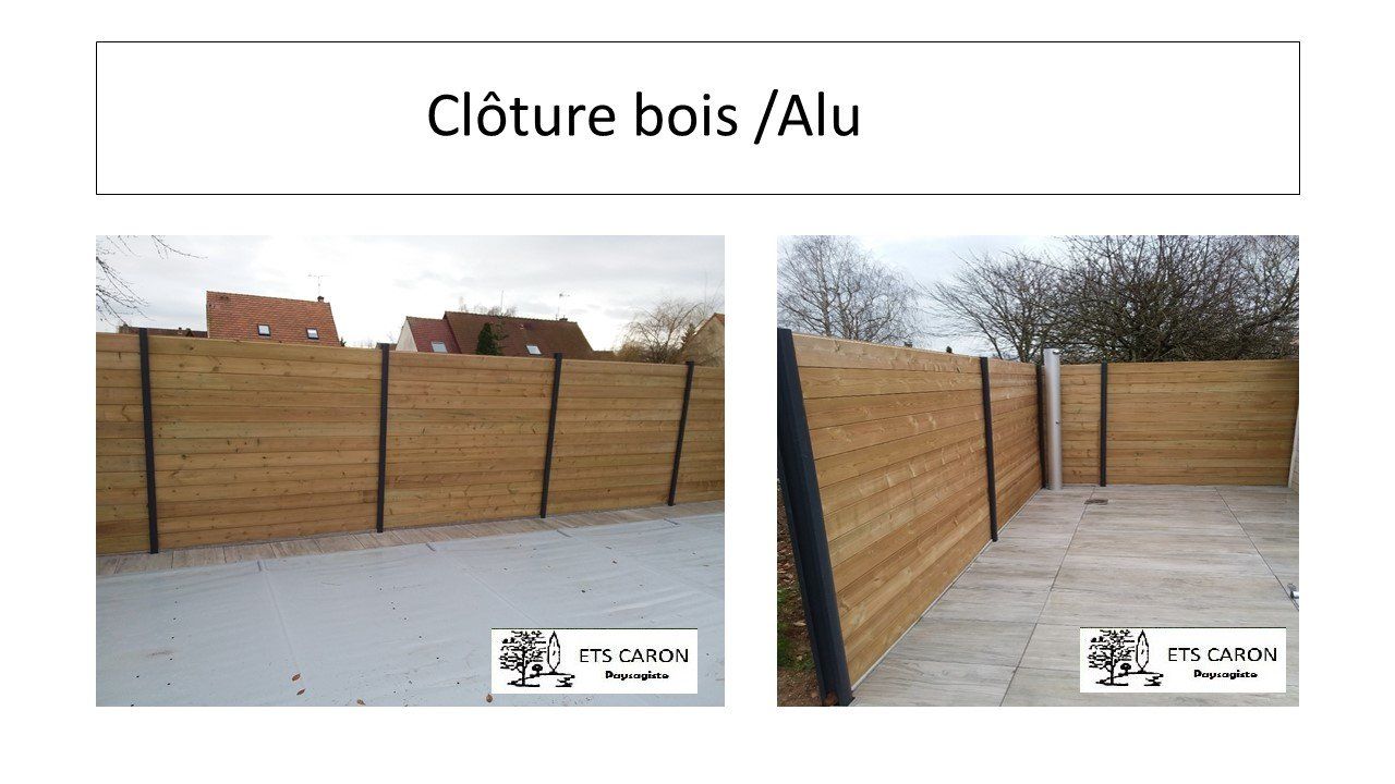 Clôture en bois et aluminium : deux vues d'une clôture en bois et aluminium brun dans une cour