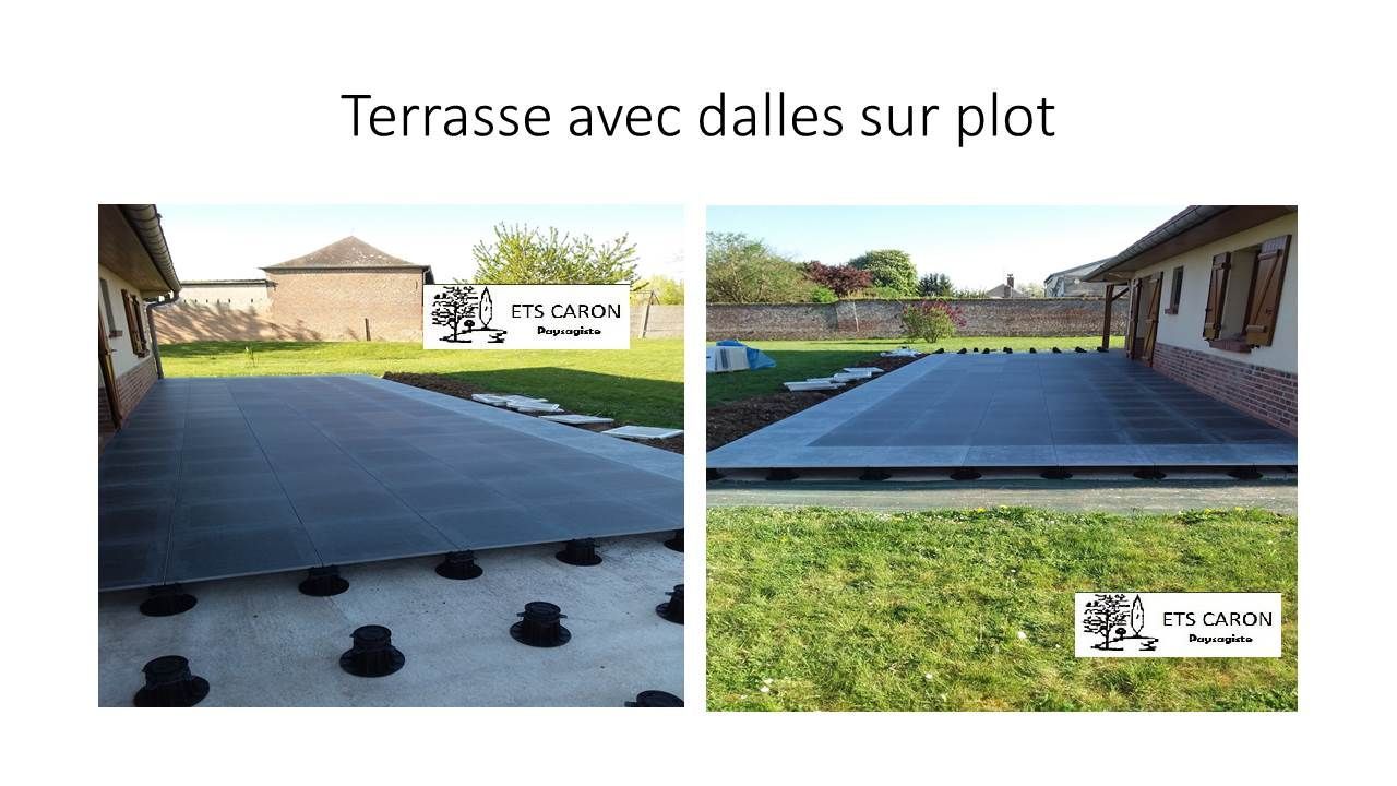 Terrasse sur plot noire dans un jardin, vue de deux angles avec maison et pelouse.