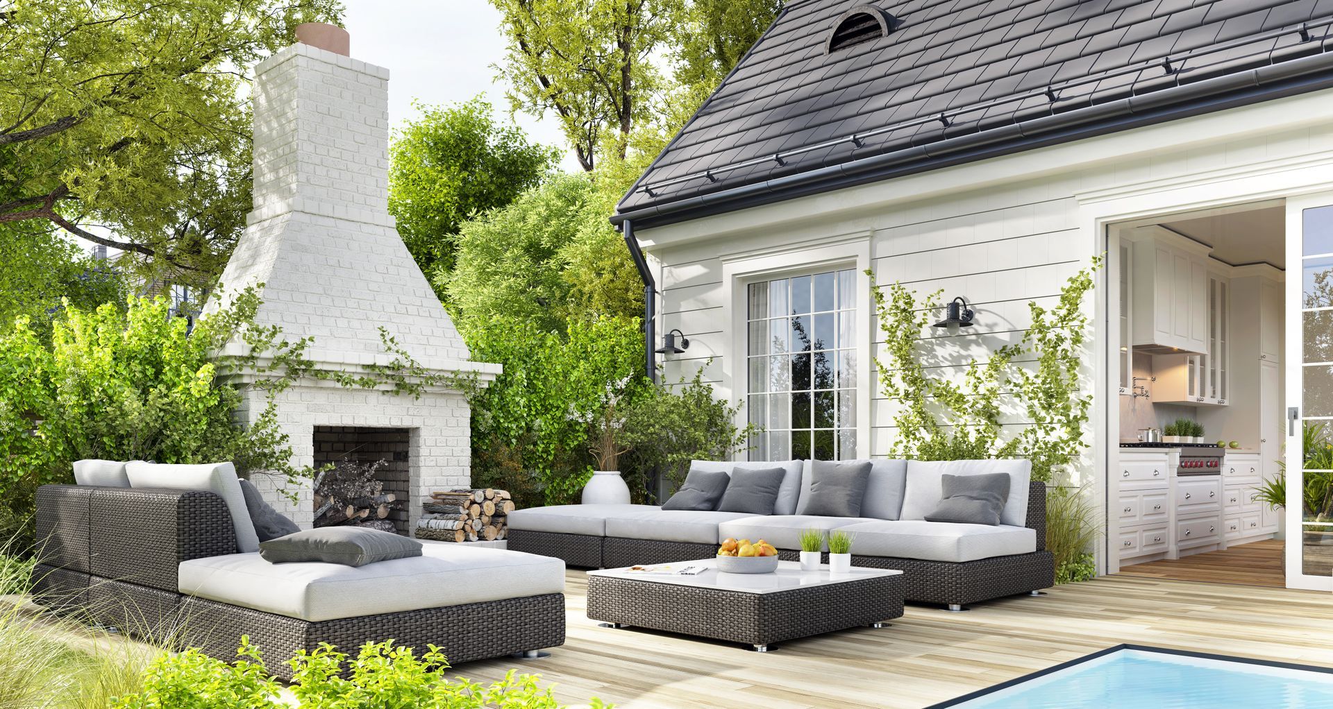 Terrasse extérieure moderne avec canapé d'angle gris, cheminée blanche et piscine attenante à la maison.
