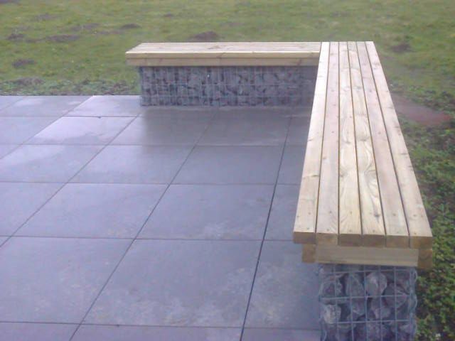 Un banc en gabion et en bois.