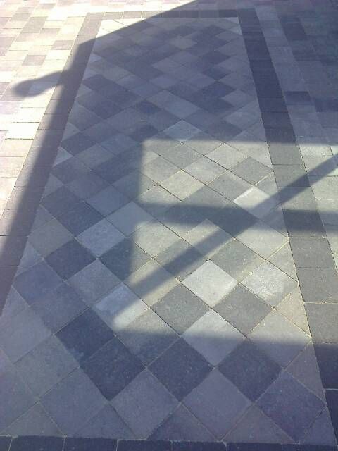 Une allée en pavés.