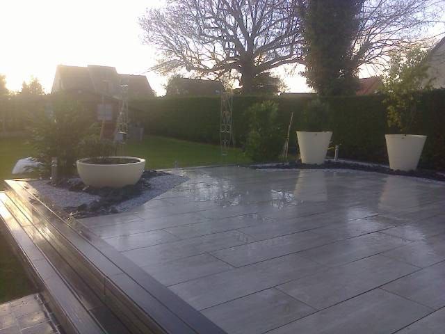 Une terrasse en dalles sur plot.