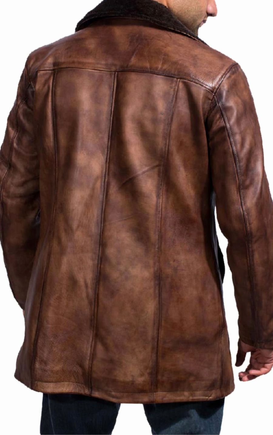 Vista posterior de una persona que lleva una chaqueta de cuero marrón con cuello de piel sintética.