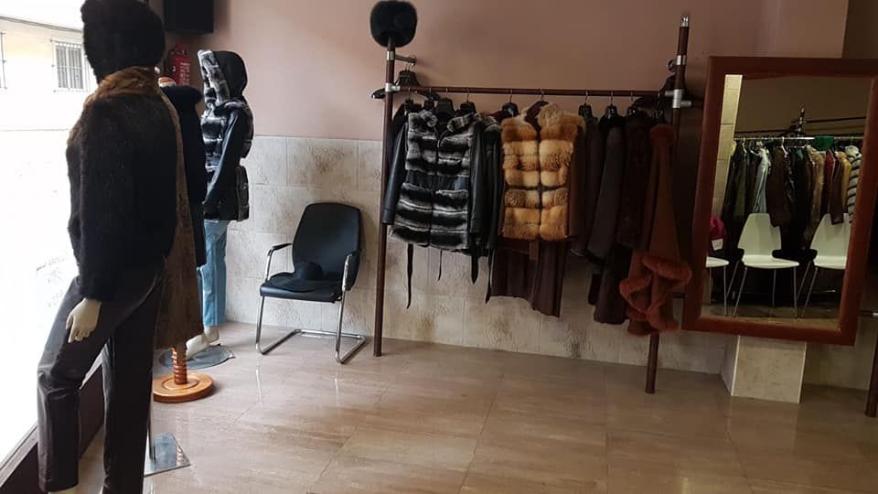 Interior de una peletería con maniquíes y percheros con abrigos y chalecos de piel.