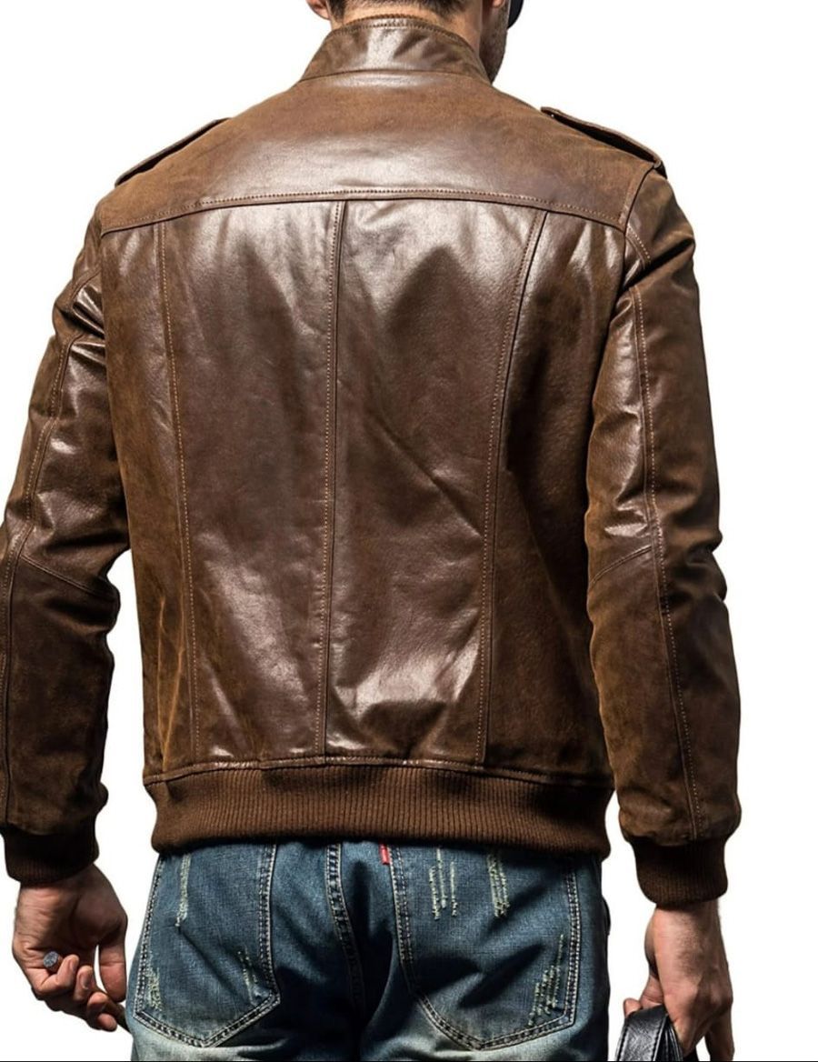 Hombre con chaqueta de cuero marrón, visto de espaldas. La chaqueta tiene cuello y puños acanalados.