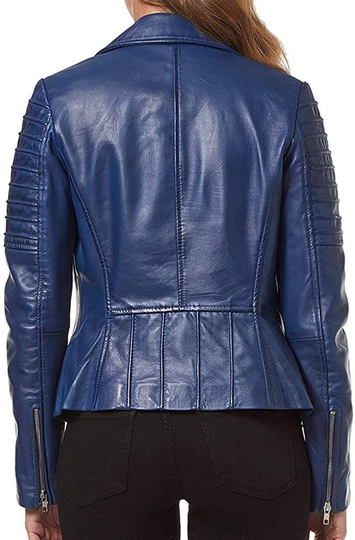Chaqueta de cuero azul con espalda plisada; mujer la lleva puesta vista desde atrás.