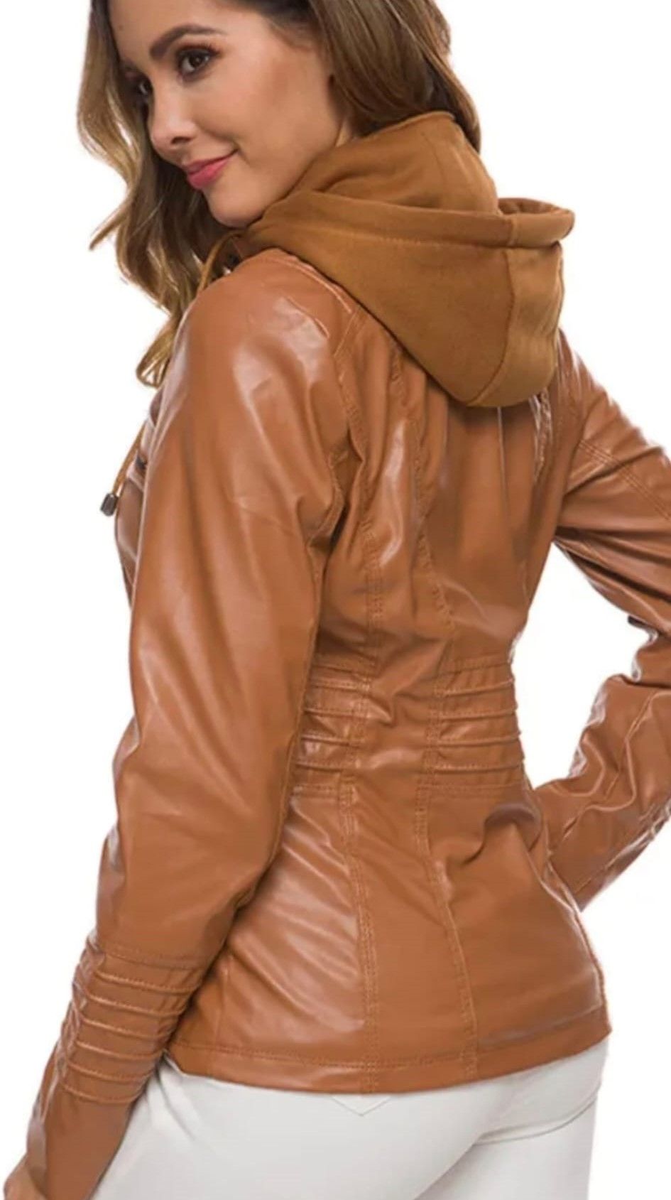 Mujer con chaqueta de cuero marrón con capucha, de lado.