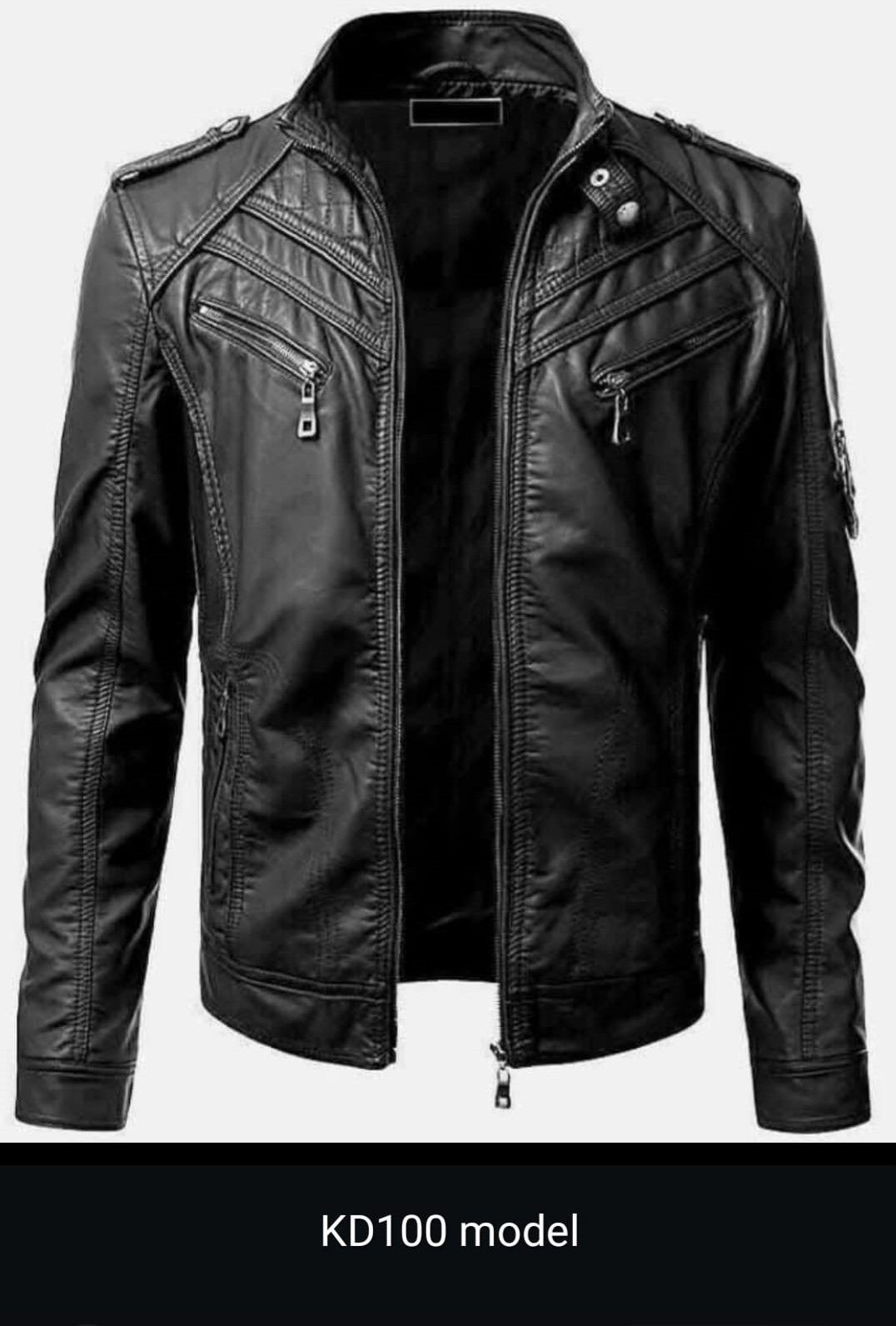 Chaqueta de cuero negra con cuello alto y detalles de cremallera.