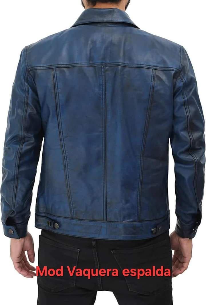 Vista trasera de una persona que lleva una chaqueta de cuero azul con cuello, sobre una camisa y pantalones negros.