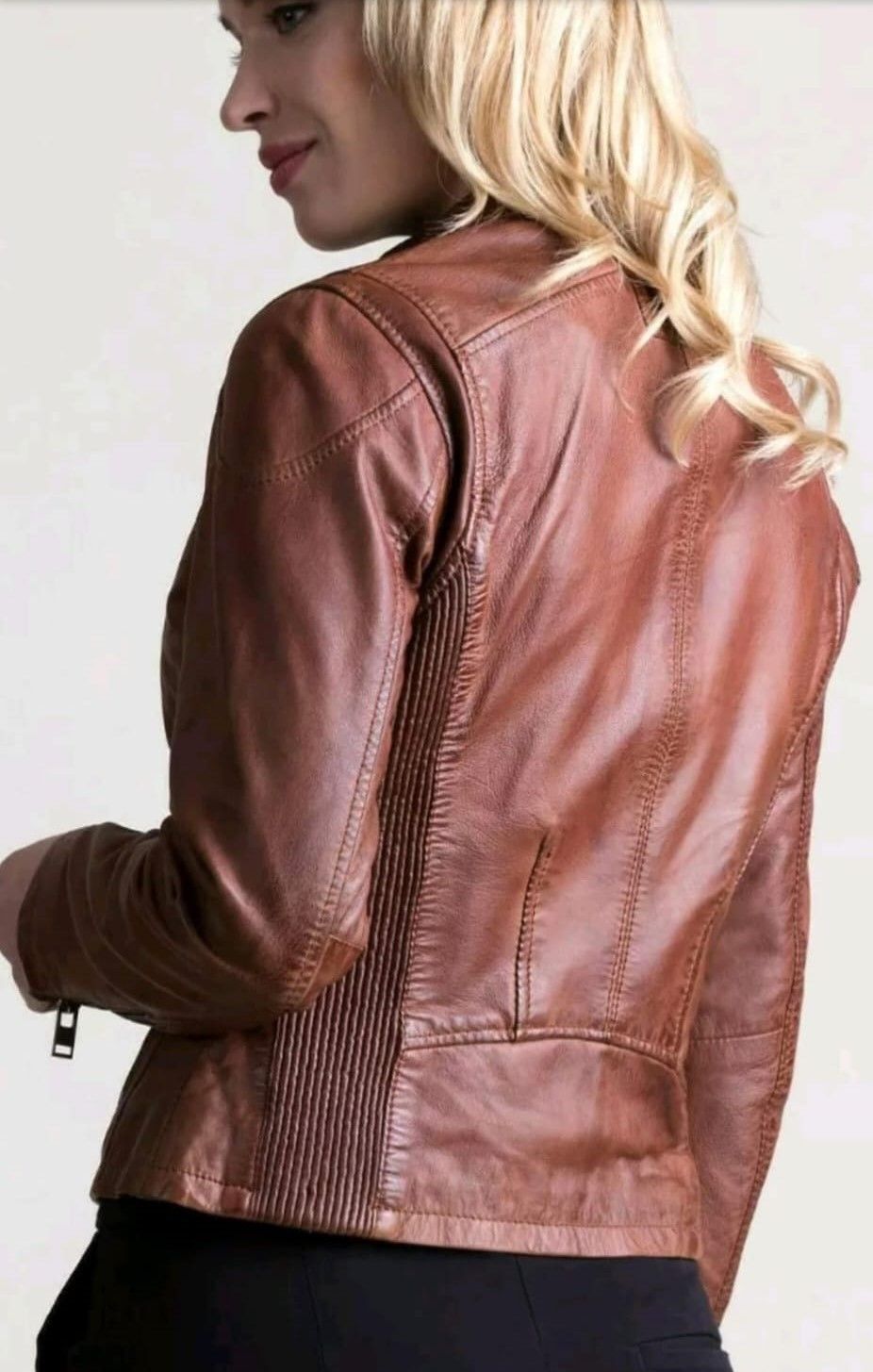 Mujer con chaqueta de cuero marrón, vista de espaldas.