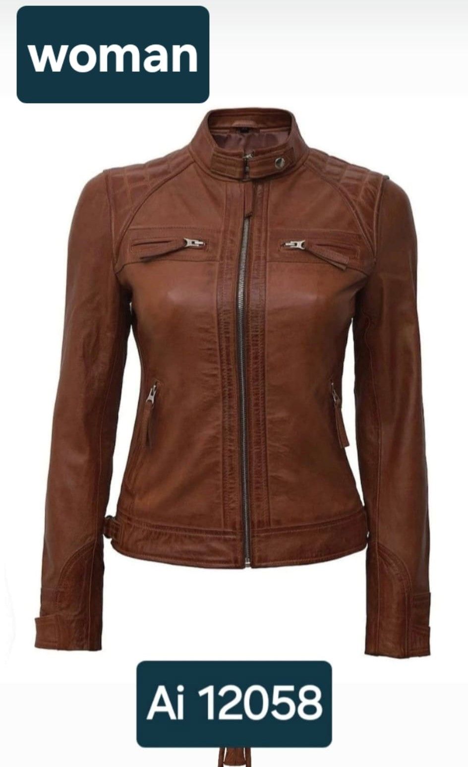 Chaqueta de mujer de cuero marrón con cierre de cremallera y cuello alto.