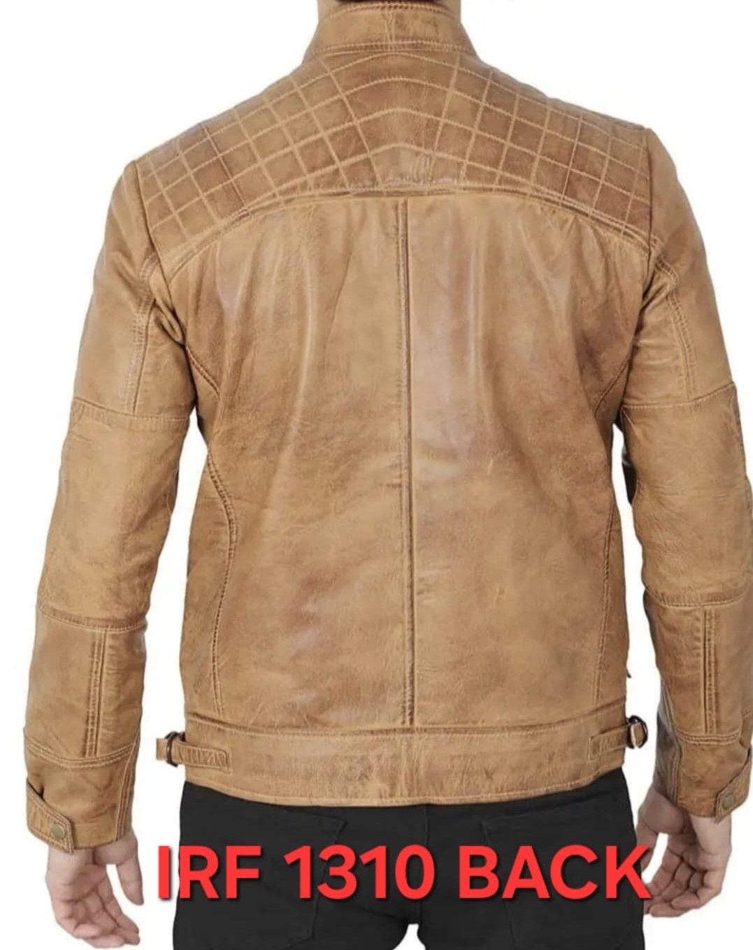 Vista posterior de una chaqueta de cuero color canela con detalle acolchado en los hombros, usada por una persona.