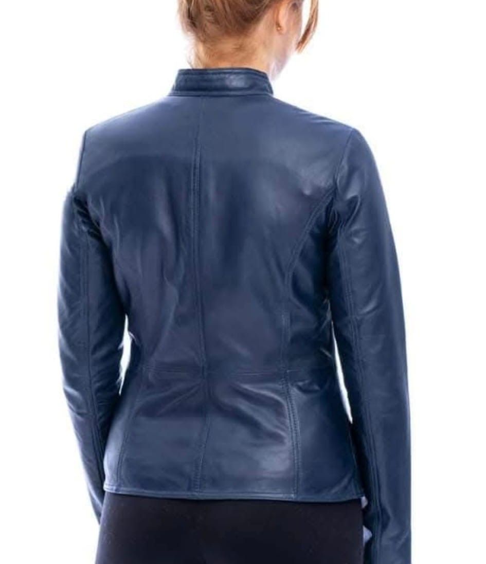 Mujer con chaqueta de cuero azul oscuro, vista de espaldas.