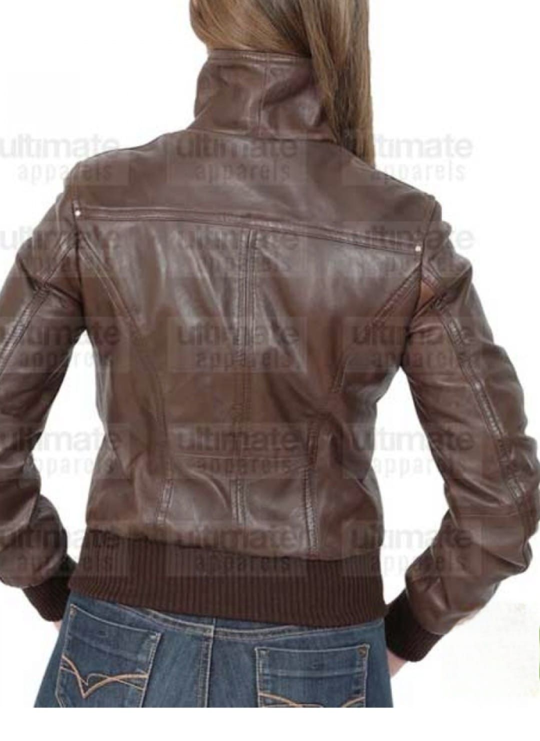 Vista posterior de una chaqueta bomber de cuero marrón en una persona que lleva vaqueros azules.