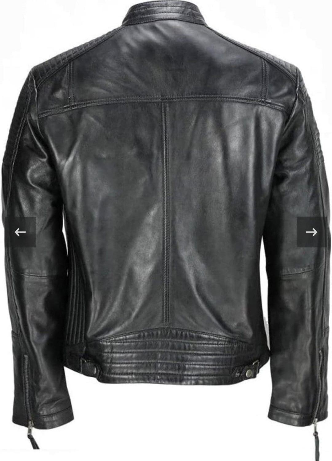 Chaqueta de cuero negra, vista trasera. Detalles acolchados en hombros y cintura, mangas con cremallera.