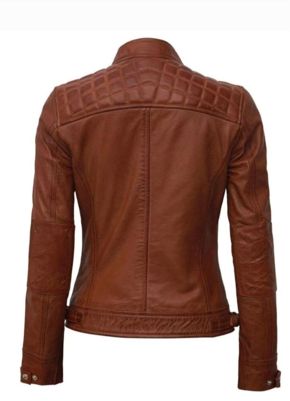 Chaqueta de cuero marrón, vista trasera, hombros acolchados en forma de diamante, entallada.