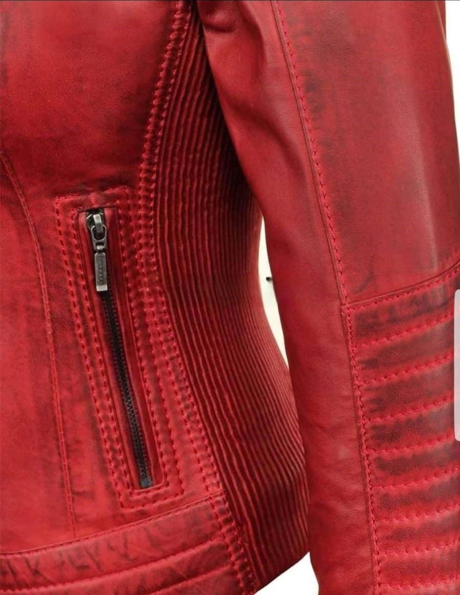 Chaqueta de cuero roja con detalles acanalados y bolsillo con cremallera.