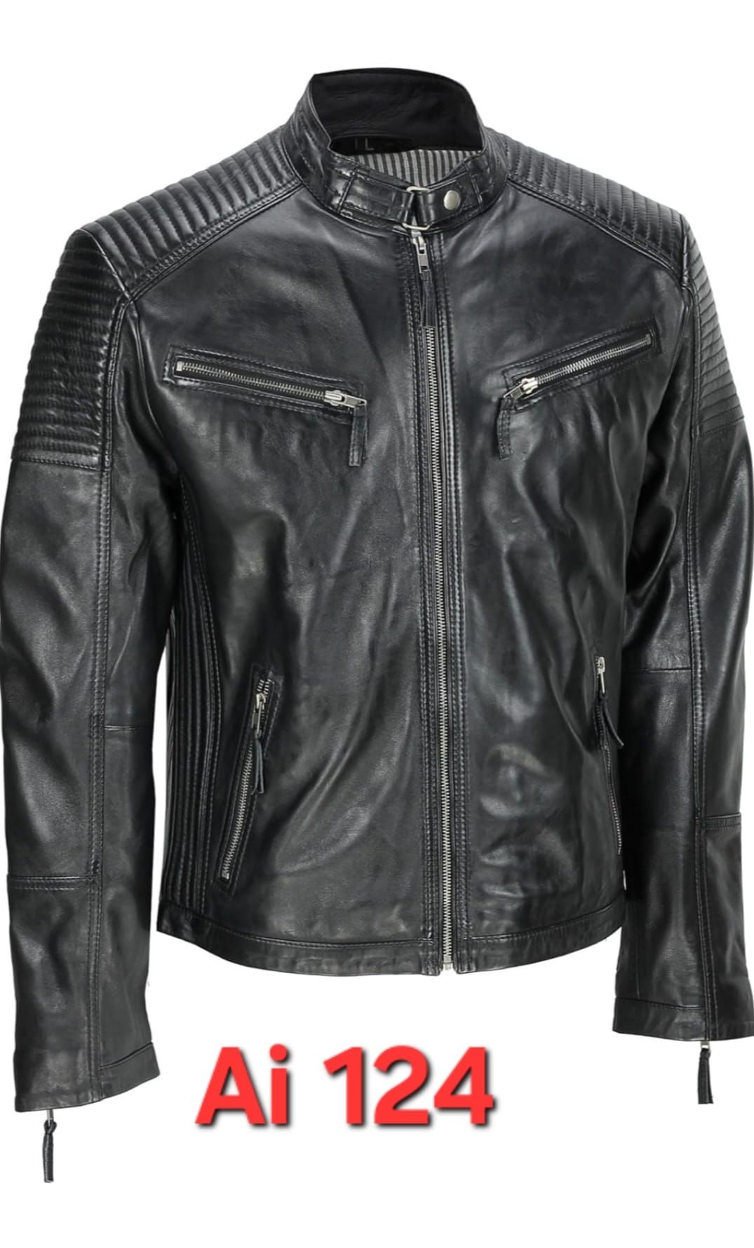 Chaqueta de cuero negra con hombros acanalados y bolsillos con cremallera.