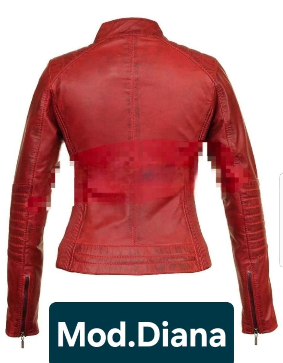 Vista trasera de una chaqueta de cuero roja con cremalleras en las mangas y el bajo. Texto 