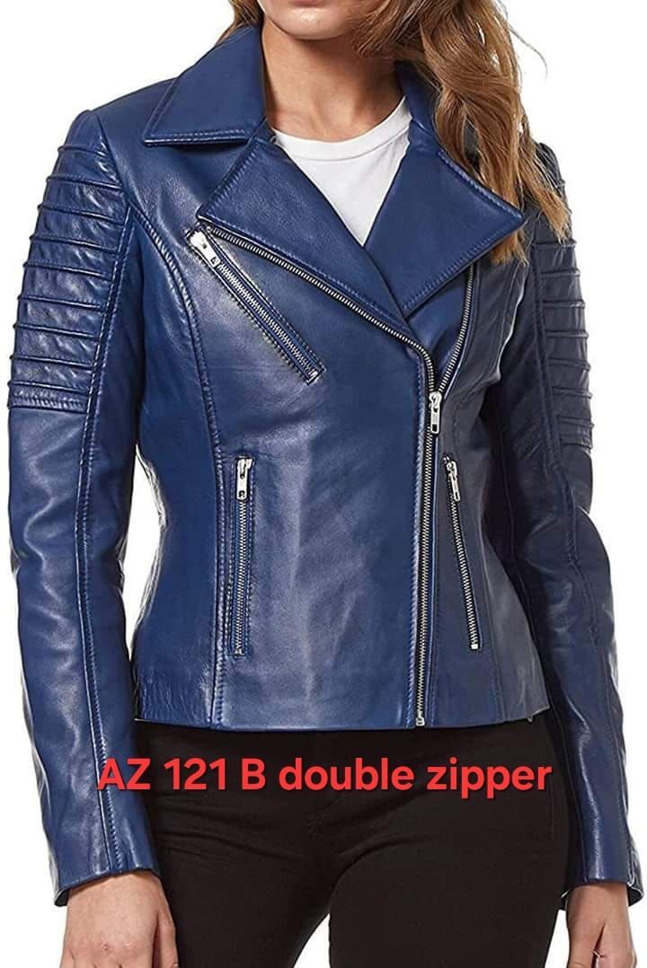 Chaqueta de cuero azul con doble cremallera y detalles acolchados en las mangas.