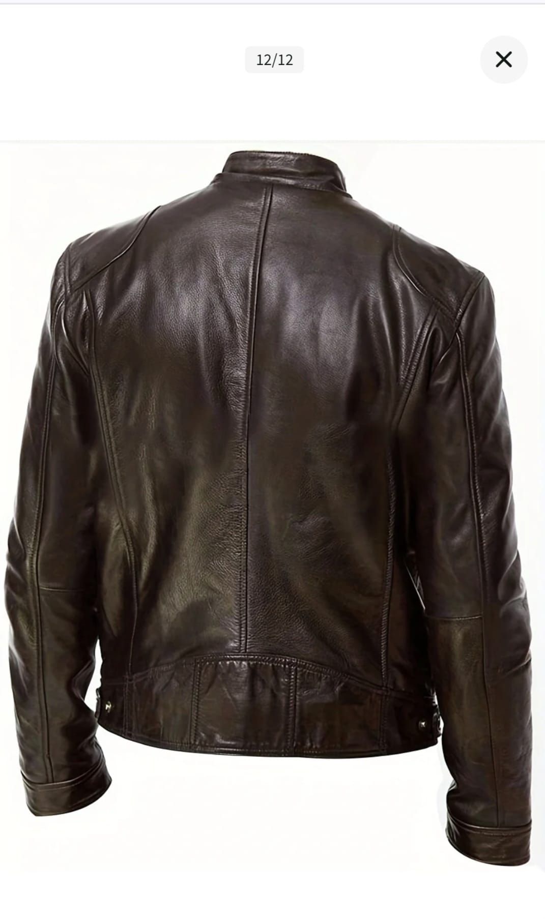 Vista posterior de una chaqueta de cuero marrón oscuro con cuello alto.