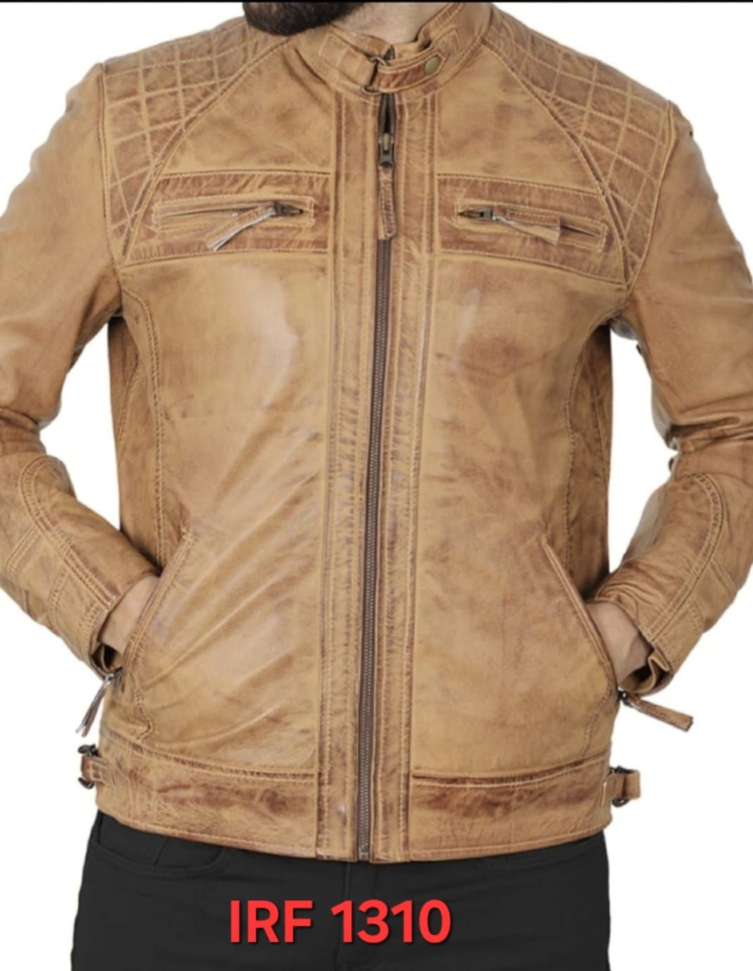 Chaqueta de cuero color canela con hombros acolchados en forma de rombo, bolsillos con cremallera y cierre frontal con cremallera.