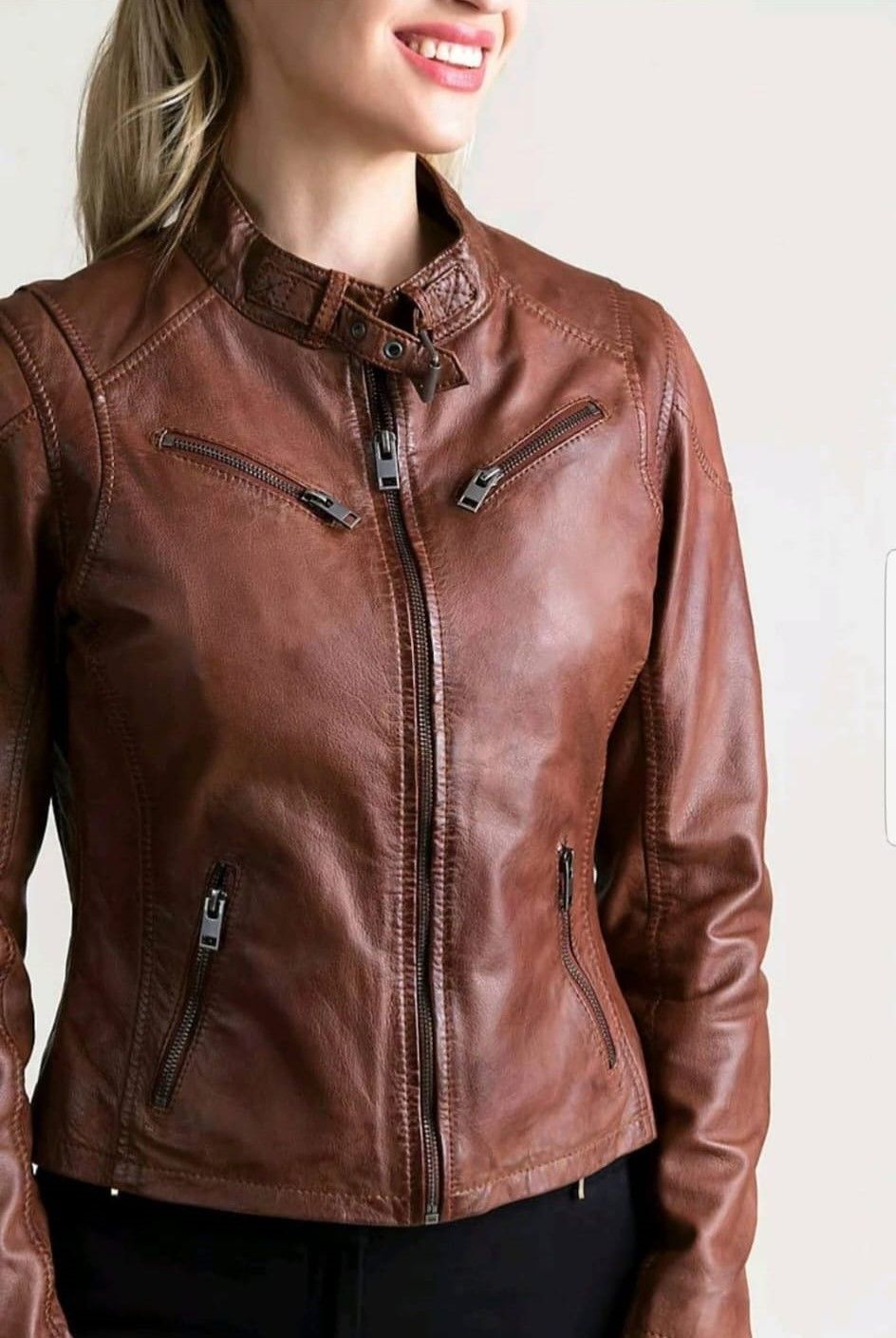 Chaqueta de cuero marrón para mujer; con cremallera y múltiples bolsillos.