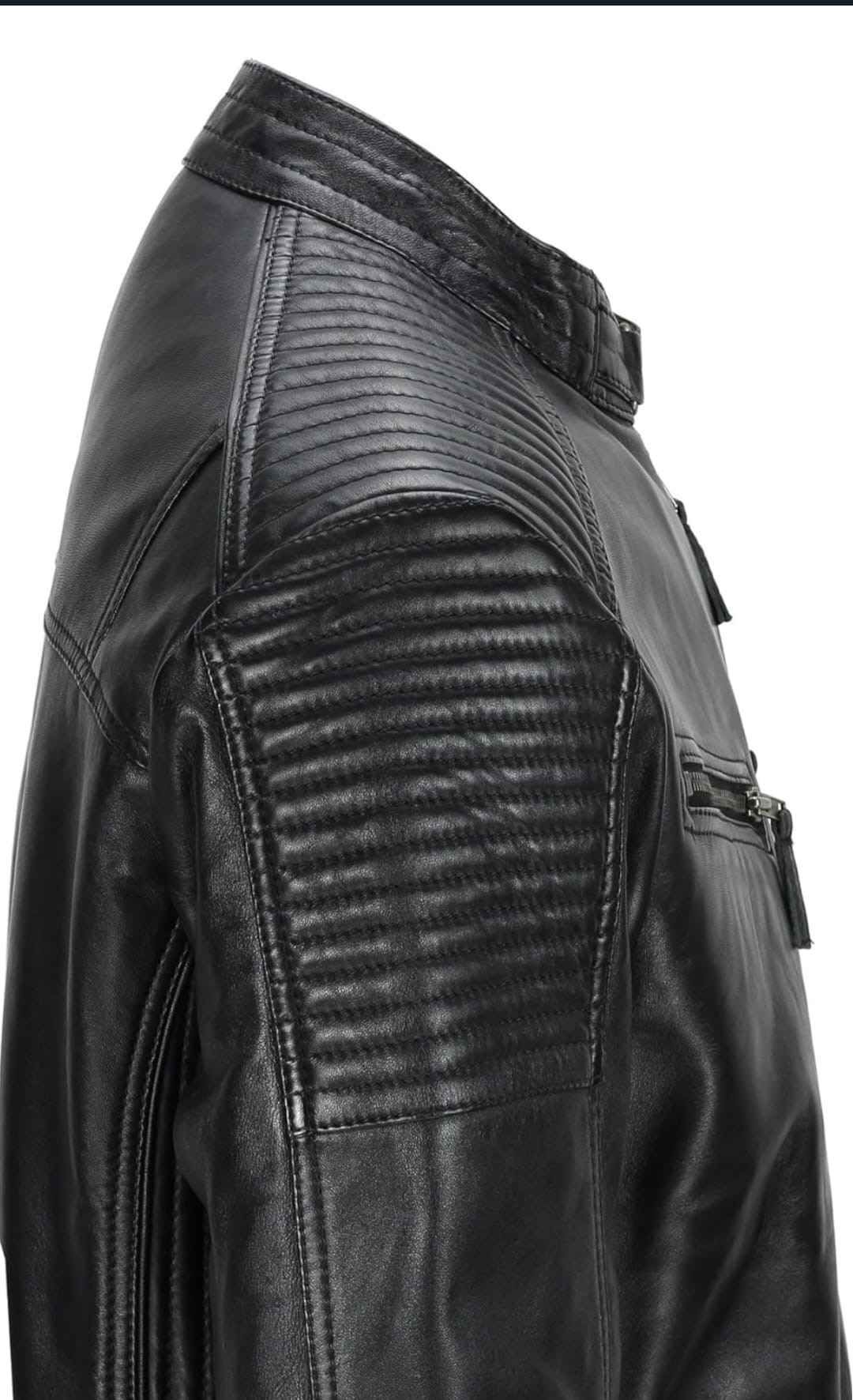 Chaqueta de cuero negra con detalles acanalados en hombros y parte superior de los brazos.