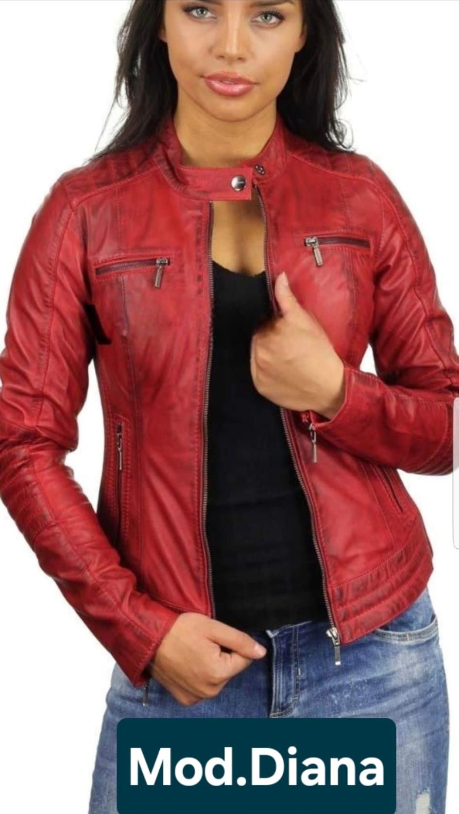 Mujer con una chaqueta de cuero roja, desabrochada sobre una blusa negra, y jeans.