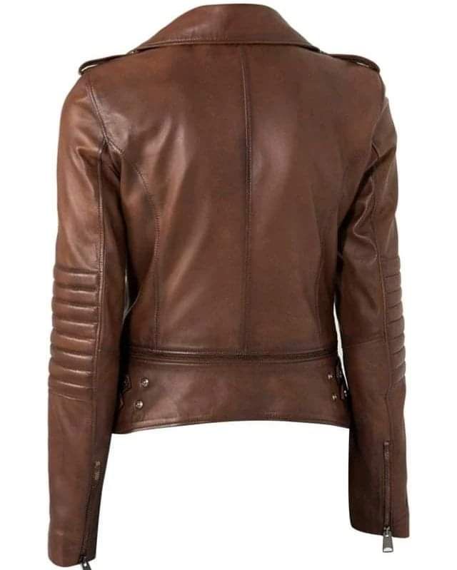 Chaqueta de cuero marrón vista desde atrás, con detalles en los hombros, mangas con cremallera y cintura con botones a presión.